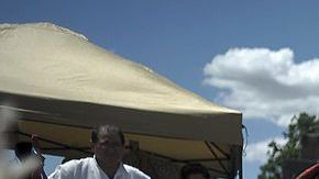 Un sacerdote maya prepara un fuego durante una ceremonia para celebrar el equinoccio de primavera.