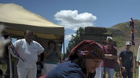 Un sacerdote maya prepara un fuego durante una ceremonia para celebrar el equinoccio de primavera.