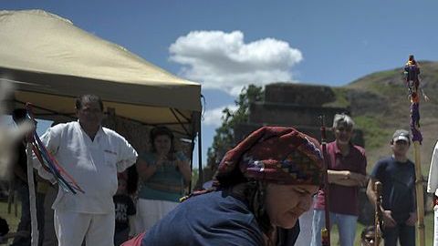 Un sacerdote maya prepara un fuego durante una ceremonia para celebrar el equinoccio de primavera.