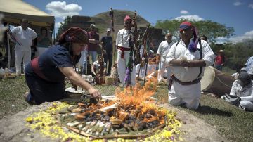Un sacerdote maya prepara un fuego durante una ceremonia para celebrar el equinoccio de primavera.