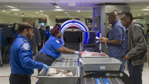 Pasajeros en el control de seguridad del aeropuerto de Miami.