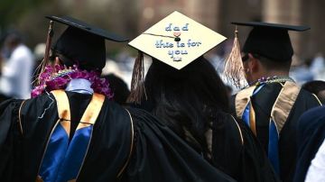 Se estima que más de 40 millones de estadounidenses cuentan con una deuda estudiantil.