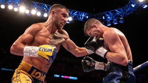 Lomachenko (izq.) venció a Campbell en agosto. /Richard Heathcote/Getty Images