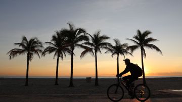 Un turista paseando en bicicleta en el sur de la Florida, una imagen que ahora no se podrá ver debido a la nueva orden para frenar el brote del coronavirus.