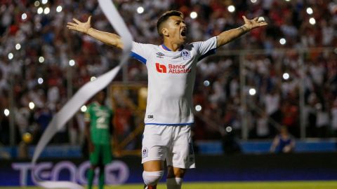 El Olimpia tuvo una noche redonda y puso un pie en la semifinal del torneo.