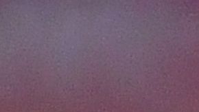 Gianni Infantino, presidente de la FIFA, posa junto al trofeo que se otorga al ganador de la competencia.