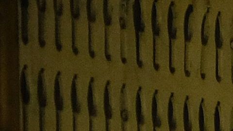 A algunos empleados de Amazon le hacen falta fajas para levantar cajas.