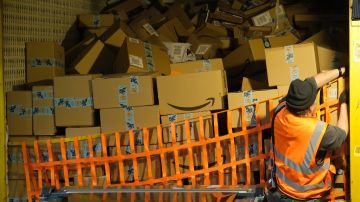 A algunos empleados de Amazon le hacen falta fajas para levantar cajas.