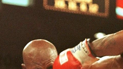 Mike Tsyon pasó un momento divertido, tomando a su perro como sparring.