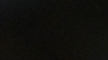 La futbolista Amandine Henry sostiene la muñeca que inspiró.