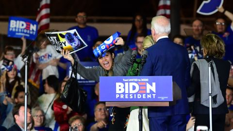 Manifestantes suben a la tribuna en un evento de Joe Biden en el Súper Martes en Los Ángeles.