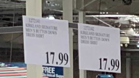 Los clientes esperan en fila para comprar agua y otros suministros en una tienda Costco en Los Ángeles.