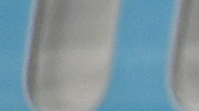 El personal médico ayuda a cargar pasajeros del crucero Grand Princess en aviones en el Aeropuerto Internacional de Oakland en Oakland.