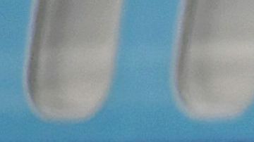 El personal médico ayuda a cargar pasajeros del crucero Grand Princess en aviones en el Aeropuerto Internacional de Oakland en Oakland.