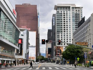 La calle Figueroa en el centro de Los Ángeles está desierta tras los cierres ordenados por el coronavirus.