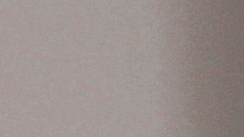 Enfermera cubre su rostro para tratar a pacientes con coronavirus.