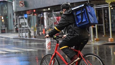 Las empresas de reparto de alimentos introducen la entrega sin contacto ante el COVID-19.