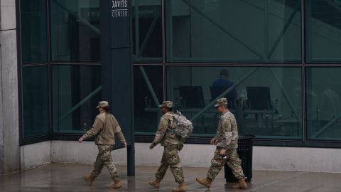 Elementos de la Guardia Nacional en el Jacob Javits Center.