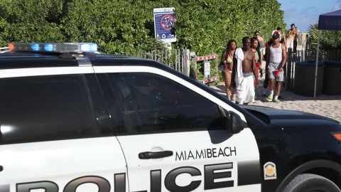 La policía de Miami cerró el acceso a las playas de South Beach como medida de precaución por el coronavirus.