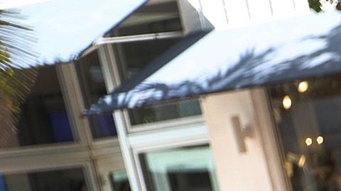 Un turista sentado en una mesa de un restaurante en la emblemática avenida de Lincoln Road en Miami Beach.