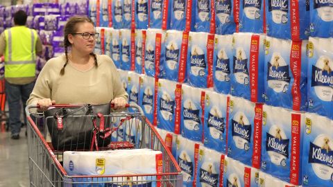 Los supermercados abastecerán la existencia de productos y el papel higiénico estará de regreso en los estantes.