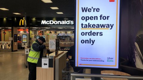 Desde el martes los restaurantes en Reino Unido e Irlanda cierran antes de las 7 de la noche como medida sanitaria.