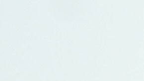 Autos esperan para entrar en una instalación de pruebas de COVID-19 en Paramus, NJ.