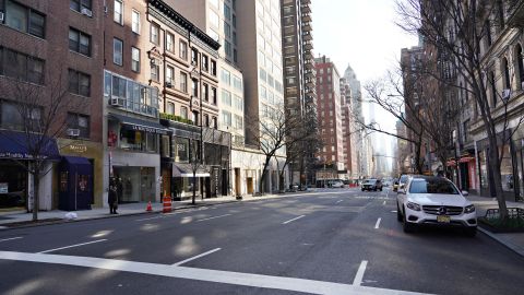 La avenida Madison desierta por la cuarentena por el coronavirus en NY.