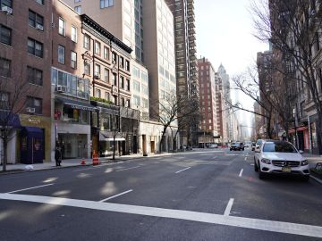La avenida Madison desierta por la cuarentena por el coronavirus en NY.