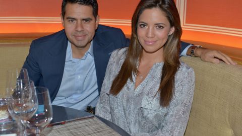 César Conde (izq.) y Pamela Silva Conde en el South Beach Wine & Food Festival de Miami Beach en 2015.