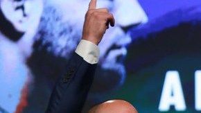 Dana White junto a Conor McGregor y Eddie Alvarez.