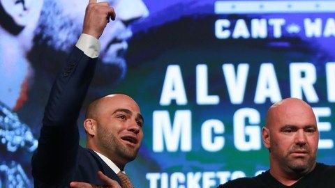 Dana White junto a Conor McGregor y Eddie Alvarez.