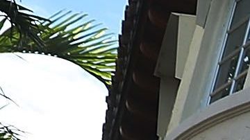 Personas paseando por Lincoln Road en Miami Beach, cuyas tiendas ahora han quedado cerradas indefinidamente debido al coronavirus.