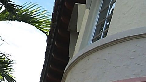 Personas paseando por Lincoln Road en Miami Beach, cuyas tiendas ahora han quedado cerradas indefinidamente debido al coronavirus.