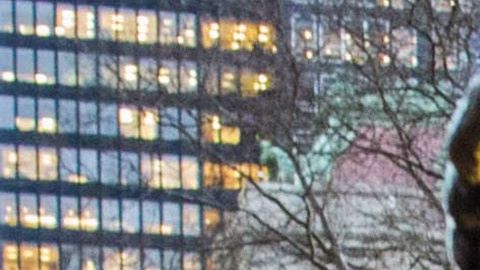 La autora de la escultura "Niña Valiente" es Kristen Visbal.