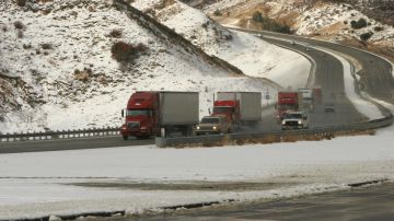 La autopista I-5 que conecta el centro y sur California cerca de Pyramid Lake, al sur de Tejon Pass, experimenta nevadas durante el invierno.