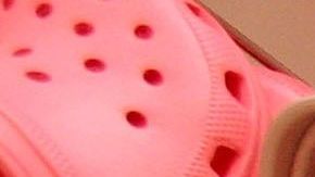 Los zapatos son impermeables y están hechos de una resina similar al caucho.