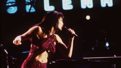 Jennifer Lopez como Selena Quintanilla.