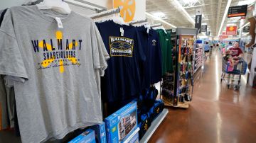 Walmart está registrando un aumento en la venta de artículos que la gente usa de la cintura para arriba.