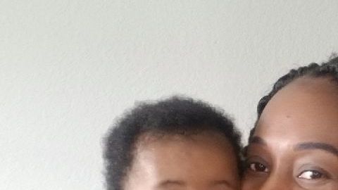 Herine Baron junto a su bebé de 7 meses.