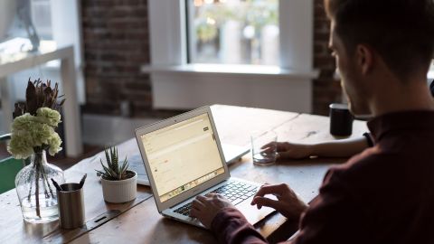 Descubre si puedes mejorar tu espacio y la forma en la que trabajas en casa.