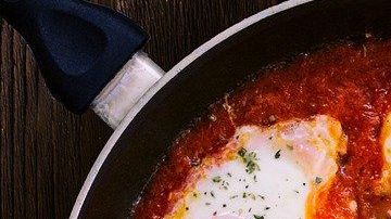 Con pimientos asados puedes preparar shakshuka.