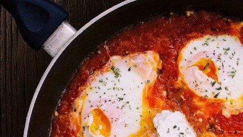 Con pimientos asados puedes preparar shakshuka.