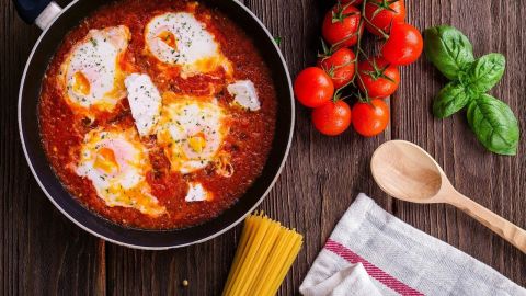 Con pimientos asados puedes preparar shakshuka.