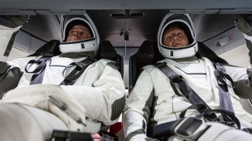 Los astronautas de la NASA Doug Hurley y Bob Behnken se familiarizan con la Crew Dragon de SpaceX,