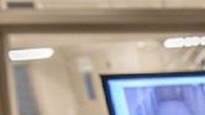 ICE mantiene detenidos a inmigrantes por más tiempo.