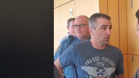 El arresto en el tribunal.