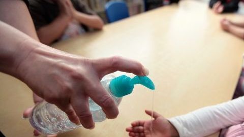 En muchos estados de EEUU escasea el desinfectante para manos.