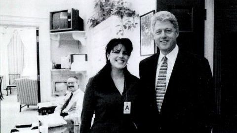 La ex becaria de la Casa Blanca Monica Lewinsky junto al presidente Bill Clinton