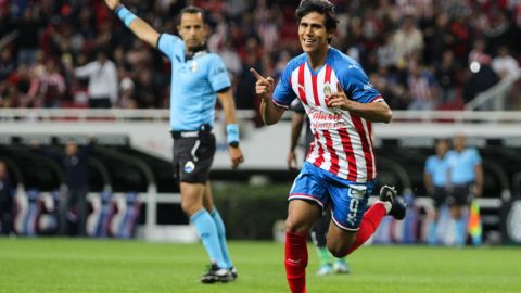 Macías besó la playera de Chivas tras anotarle a León.